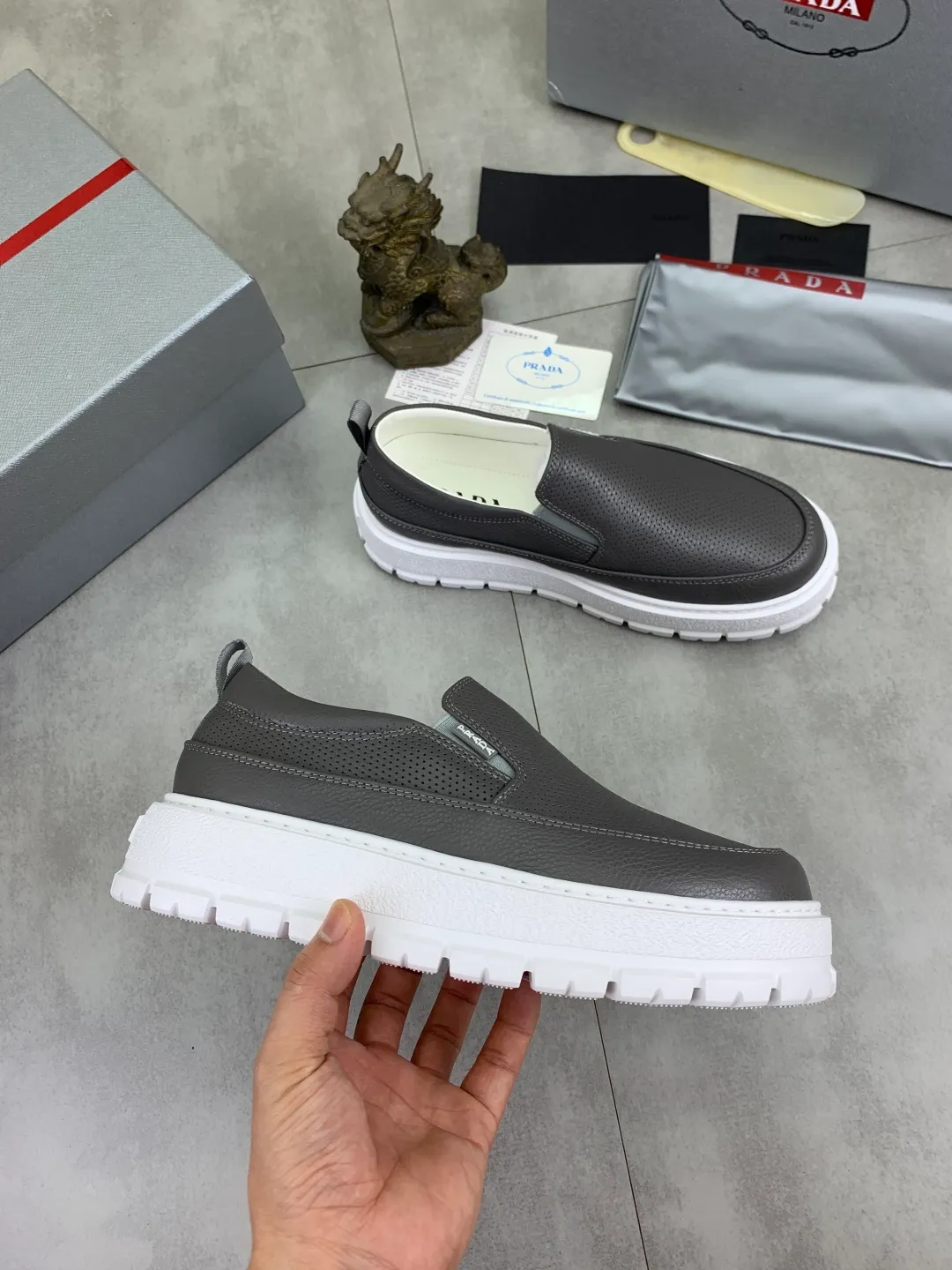 Men's shoes 💰P560💰[New model] The top version is available on the official website, 🆘 The trendy brand (Prada) mainly promotes the popular model, avant-garde and versatile fashionable men's shoes, private version mold opening, cowhide surface splicing 1:1.. Stylish and simple, original imported cowhide lining cowhide feet; the atmosphere and personality are more fashionable, eye-catching and pursuing class. It will subvert the old idea and be a must-have for fashionistas with you! Must keep it for yourself! Tall and comfortable, large and low, high-end quality workmanship. The new high-end outsole on the official website. Size: 38-45. 4️⃣colors available.